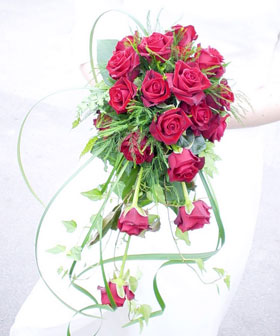 Red-Rose-Bridal-Bouquet-Credit-to-Magnus-Rosendahl.jpg